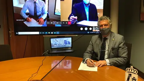 El Director General de Celulosa de Ence, Jordi Aguiló, el director de la biofábrica de Navia, Luis Claudio Zynger, y el Alcalde de Navia, Ignacio García Palacios | Fotografía: Ence