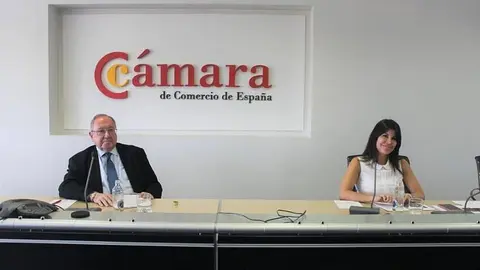 El presidente de la Cámara de España, José Luis Bonet, y la directora general de Sigma Dos, Rosa Díaz