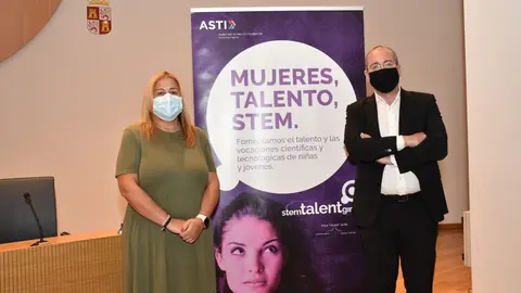 La delegada territorial de la Junta en Castilla y León, Yolanda de Gregorio, acompañada del director de la Fundación ASTI, Roberto Ranz
