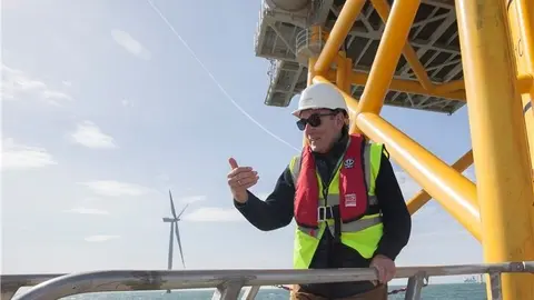 Ignacio Galán en el parque eólico marino de West of Duddon Sands | Fuente: Iberdrola