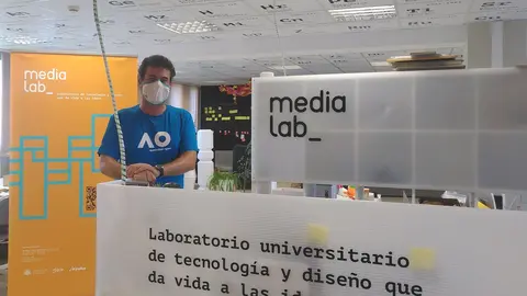 Ramón Rubio en la entrada del MediaLab, en la Escuela Politécnica de Gijón