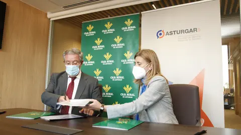 La presidenta de Asturgar SGR, Eva Pando, y el director general de Caja Rural de Asturias, Antonio Romero