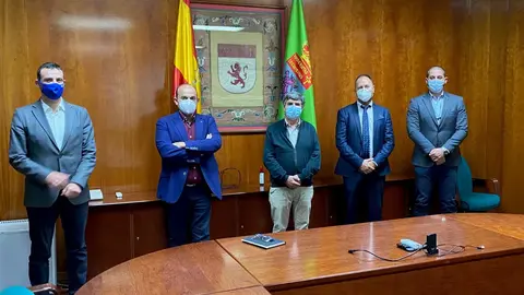 M. Ángel Tesouro y Lucio Fuertes acompañados de miembros de la ULE y ALETIC