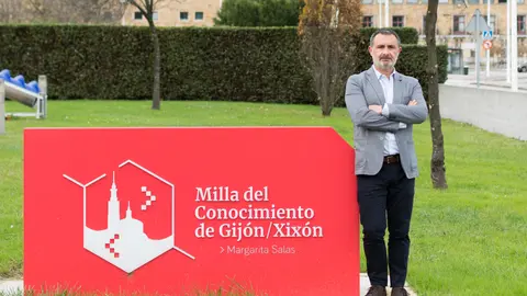 Luis Díaz, Director de Gijón Impulsa, posa en los exteriores de la Milla / Marta Martín Heres