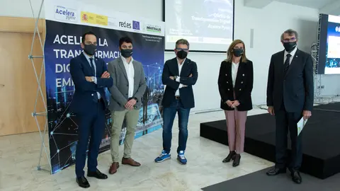 Santiago Cuervo, director gerente del COIIAS; Carlos García, responsable de la oficina Acelera PYME; Marc Vidal; Eva Pando, directora general del IDEPA; y José Esteban Fernández, decano del COIIAS.