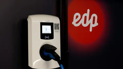 Cargador de EDP con tecnología EMV con tecnología contactless para el pago con tarjeta bancaria o dispositivo móvil.