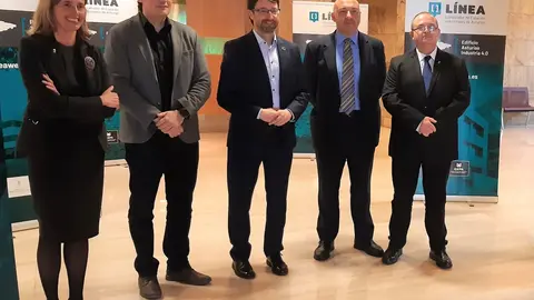 Eva Pando, directora general del Idepa; Borja Sánchez, consejero de Ciencia, Innovación y Universidad; Enrique Fernández, consejero de Industria, Empleo y Promoción Económica; Juan Carlos Aguilera, director general de Industria e Isacc Pola, responsable del Área de Aceleración de Proyectos Estratégicos del Idepa