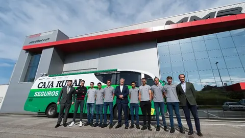 La plantilla de Caja Rural-Seguros RGA visita la sede de MMR Bikes junto a Antonio Romero; director general de Caja Rural Asturias y Rafael González; director de empresas de Caja Rural Asturias