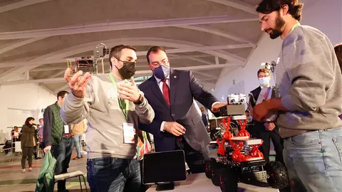 Autoridades del Asturias Investor´s Day conocen un proyecto de drones