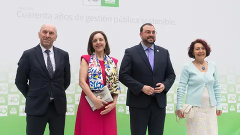 Juan Cofiño, consejero de Administración Autonómica, Medio Ambiente y Cambio Climático; Paz Orviz, gerente de Cogersa, Adrián Barbón, presidente del Principado y Cecilia Pérez, presidenta de la Federación Asturiana de Concejos // Marta Martín