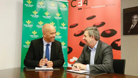Mariano Espín, director de zona de Caja Rural de Asturias y Abel Fernández, decano presidente del Colegio Profesional de Economistas de Asturias