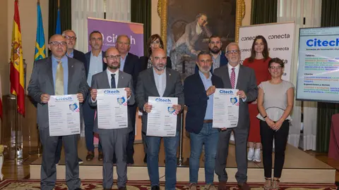 Patrocinadores y autoridades en la presentación de Citech en el Ayuntamiento de Gijón / Marta Martín