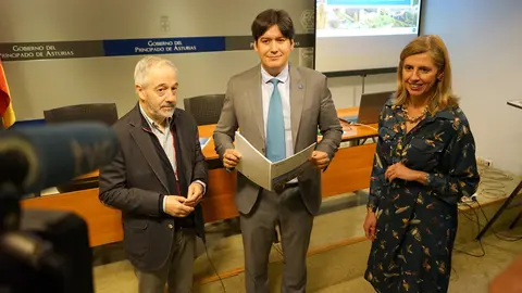 Antonio Bahamonde, director del Centro de Inteligencia Artificial de la Universidad de Oviedo; Borja Sánchez, consejero de Ciencia, Innovación y Universidad; y Eva Pando, directora del Idepa.