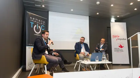 José Manuel Moreno (NTT Data), Carlos Vega (Conecta Industria) y Alberto A. Núñez (CITIPA) en la mesa 'Claves tecnológicas' // Marta Martín