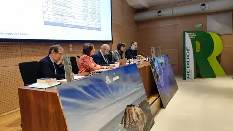 De izqda. a dcha: Rafael Fueyo, secretario de Cogersa; Paz Orviz, gerente de Cogersa; Juan Cofiño, consejero de Administración Autonómica, Medio Ambiente y Cambio Climático; Nieves Roqueñí, viceconsejera de Medio Ambiente y Cambio Climático; y Enrique Céspedes, interventor de Cogersa
