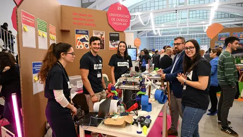 Integrantes del Medialab de Uniovi en la Feria de Ciencia 2022