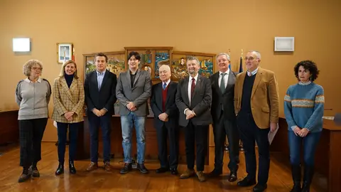 de izquierda a derecha, María Cruz Fernández, concejala del Ayuntamiento de Navia; Eva Pando, directora del Idepa; Gonzalo Asenjo Palmerola, concejal del Ayuntamiento de Navia; el consejero de Ciencia, Innovación y Universidad, Borja Sánchez; Francisco Rodríguez, presidente de la Fundación Manuel Suárez y presidente de Reny–Picot; Ignacio García Palacios, alcalde del Ayuntamiento de Navia; Antonio Romero, director general de Caja Rural Asturias; Ricardo González, representante de la Fundación Manuel Suárez, y Margarita Iglesias, concejala de Navia.