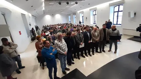 El consejero de Industria, Empleo y Promoción Económica, Enrique Fernández (cuarto por la derecha en la imagen), junto al director general de Empleo y Formación, Pedro Fernandez-Raigoso (quinto por la derecha), y el concejal de Economía y Empleo de Gijón, Santos Tejón (tercero por la derecha), en el acto de presentación de dos programas de empleo del Ayuntamiento de Gijón financiados por el Principado.