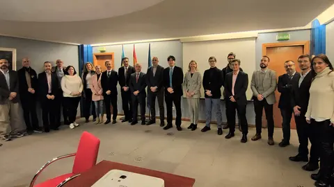 de izquierda a derecha, Charles de Abreu Martins y Nicolás de Abajo (ArcelorMittal); Víctor Martínez (Idesa); Julián Corostola (Aleastur); Covadonga Carballo (Windar); Carmen Caballero (Duro Felguera); Cecilia Palacio (TK Elevator); Fernando Riaño (Duro Felguera); Javier Arias y Luis Miguel Álvarez (Linter- Samoa); Luis Bausela (Duro Felguera); Borja Sánchez, consejero de Ciencia, Innovación y Universidad; Eva Pando, directora del Idepa; Luis Pérez (Gonvarri); Sergio Rodríguez (Satec); Juan José Rodríguez Hidalgo (GAM); José Sicre y Yván Presca (PMG); Javier de los Ríos (Alsa), y  Marta Rodríguez (Satec).