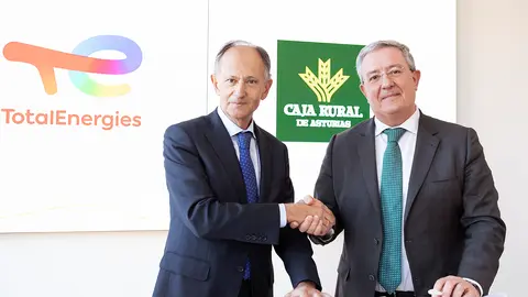 Javier Sáenz de Jubera, presidente de TotalEnergies Electricidad y Gas y&nbsp;&nbsp;Antonio Romero, director general de Caja Rural de Asturias
