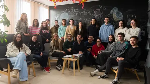 Fotografía de familia con los actuales residentes del MediaLab / Marta Martín