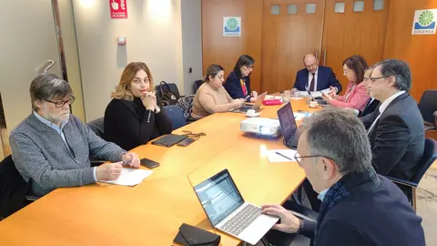De izquierda a derecha; Alberto Tirador, alcalde de Illas; Rosana González, alcaldesa de Coaña; Carmen Saras, concejala del Ayuntamiento de Gijón; Nieves Roqueñí; viceconsejera de Medio Ambiente y Cambio Climático; Juan Cofiño, vicepresidente y consejero de Administración Autonómica, Medio Ambiente y Cambio Climático; Paz Orviz, gerente de Cogersa; Rafael Fueyo, secretario del consorcio; Enrique Cárdenas, interventor del consorcio, y Jorge Suárez, alcalde de Gozón