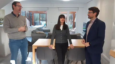 De izquierda a derecha, Omar Suárez, CEO de Sunthalpy; Mónica Caires, propietaria de la vivienda; y Enrique Fernández, consejero de Industria, Empleo y Promoción Económica.