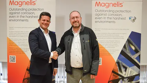 Pablo Avello, director de Operaciones de Finishing del Clúster de Asturias de ArcelorMittal, y Javier Fernández-Font, director general de Alusín Solar / Cedida por ArcelorMittal