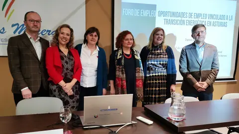 De izquierda a derecha, Javier Cueli, director general de Enseñanzas Profesionales; Belarmina Díaz, directora general de Energía, Minería y Reactivación; Pilar Varela, directora gerente del Sepepa; Laura Martín Murillo, directora del Instituto para la Transición Justa (ITJ); Carmen Arbesú, alcaldesa de Langreo, y Pedro Fernández-Raiogoso, director general de Empleo y Formación.