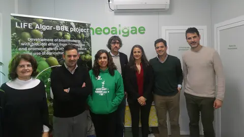 Parte de la Comisión Europea junto a miembros de Neoalgae en las oficinas de la compañía en Gijón