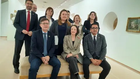 Sentados y de izquierda a derecha, Pedro Fernández-Raigoso, director general de empleo; Melania Álvarez, consejera de Derechos Sociales y Bienestar; y Julio Zapico, director general de Comercio, Emprendimiento y Economía Social.

De pie y de izquierda a derecha, Enrique Fernández, consejero de Industria; Javier Cueli, director general de Enseñanzas Profesionales; Pilar Varela, directora gerente del Sepepa; Lydia Espina, consejera de Educación; Javier Lanero, secretario general de UGT; Rosa Maria Estefanía, subdirectora general adjunta de la Unidad Administradora del FSE+ en España; y Ana Maria Rancaño, gestora del FSE + para España.