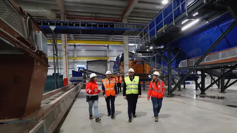 n la imagen, de izquierda a derecha, la gerente de Cogersa, Paz Orviz; el vicepresidente y consejero de Administración Autonómica, Medio Ambiente y Cambio Climático, Juan Cofiño; el presidente del Principado de Asturias, Adrián Barbón, y la directora técnica de Cogersa, Beatriz García.