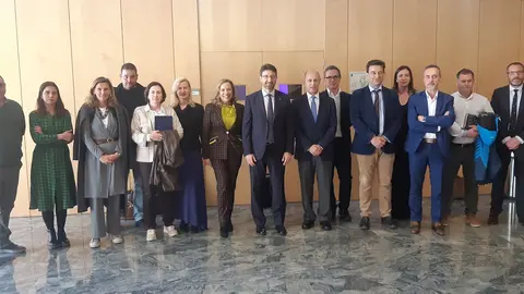 El consejero de Industria, Enrique Fernández, y la directora general de Energía, con representantes de las entidades y organismos que han participado en la elaboración de la Estrategia de Materias Primas.