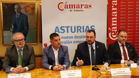 De izquierda a derecha, el CEO de Iberdrola Renovables, Julio Castro González; el CEO de Exiom Group, Omar González; el presidente del Principado de Asturias, Adrián Barbón, y el presidente de la Cámara de Comercio de Oviedo, Carlos Paniceres.