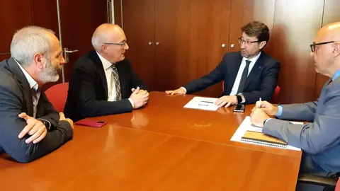 de izquierda a derecha, Patricio José Arias, presidente del Clúster TIC, Enrique Jáimez, director general; Enrique Fernández, consejero de Industria, Empleo y Promoción Económica, y Juan Carlos Aguilera, director general de Industria.