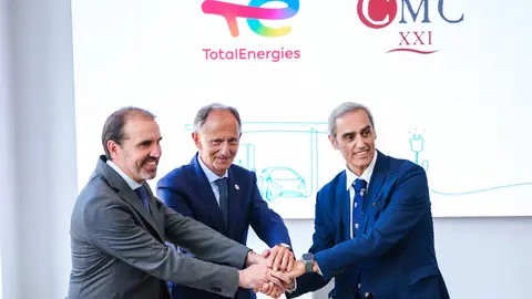 Foto firma del acuerdo entre TotalEnergies y CMC XXI