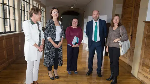 De izq. a dcha: Elena Fernández, jefa de Sostenibilidad de COGERSA; Paz Orviz, gerente de COGERSA; Begoña Cueto, vicerrectora de Transferencia y Relaciones con la Empresa de la Universidad de Oviedo; Juan Cofino, vicepresidente del Principado de Asturias y Eugenia Suárez, directora Cátedra COGERSA / Marta Martín
