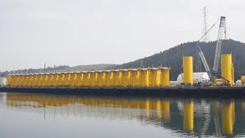 Algunas de las piezas fabricadas por Windar esperando a ser trasladadas en el Puerto de Avilés / CI