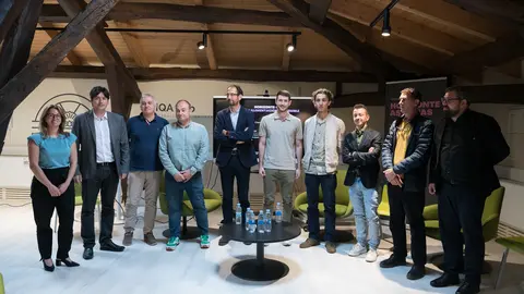 Henar Muñoz (Bioasturias), Borja Sánchez (Consejería de Ciencia, Innovación y Universidad), José Luis Vega (Ayuntamiento de Avilés), Fidel Delgado (Neoalgae), Juan Díaz (ASINCAR), Tomás González (ISPA), Daniel García (Conservas Laurel), Mario Pidal (Nueva Rula de Avilés), Jordi Feliu (Arofruit) y Carlos Vega (Conecta Industria) / Marta Martín