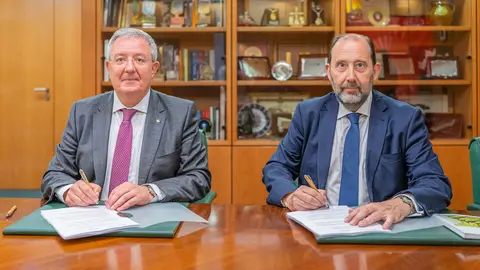 Antonio Romero, director general de Caja Rural de Asturias y Ángel Rodríguez Vallina, director general de Asturgar SGR