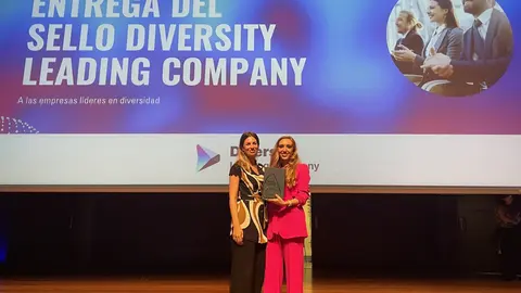 Iris Almendro, responsable en materia de diversidad y Tamara Campa, directora de RRHH de Caja Rural de Asturias