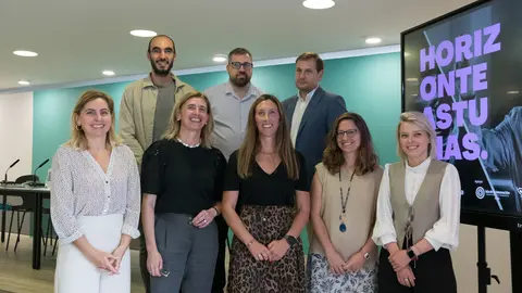 Fotografía de familia con los participantes en el Horizonte Asturias #6 'Talento: gestión, atracción y retención' / Marta Martín
