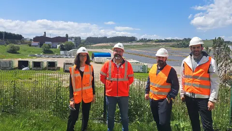 Técnicos del ICCS, junto a técnicos del área de I+D+i de Cogersa, ante los terrenos donde se ubicará el futuro proyecto piloto de Horizon Plastice en las instalaciones de Cogersa / Cedida