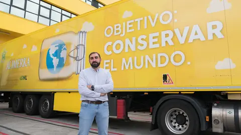 Pelayo Alonso, responsable de Transporte y Flota de Alimerka, delante de uno de los camiones de la compañía en su las instalaciones de su centro logístico/ Marta Martín
