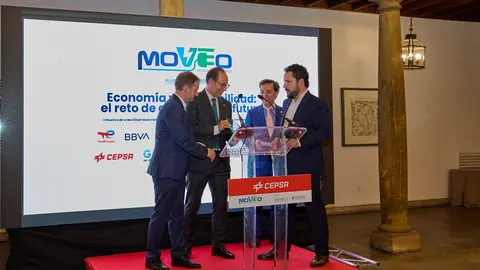 Mario Arias, primer teniente de Alcalde del Ayuntamiento de Oviedo y a Jorge Fernández-Mier, director general de Urbanismo y Medio Ambiente del Ayuntamiento de Oviedo, recogieron el galardón.