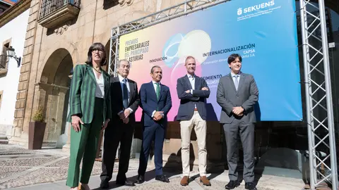 Fotografía de familia con los premiados y autoridades / Marta Martín