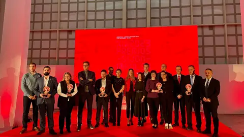 Fotografía de familia con los galardonados y autoridades en los Premios Gijón Impulsa 2023