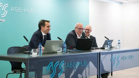 De izquierda a derecha, el director general de Estrategia Digital e Inteligencia Artificial en el gobierno del Principado, Javier Fernández: el director general de Cluster TIC Asturias, Enrique Jáimez; y el director de operaciones y coordinador general del programa de innovación de Treelogic, Enrique Berdayes en el AS5-HUB.