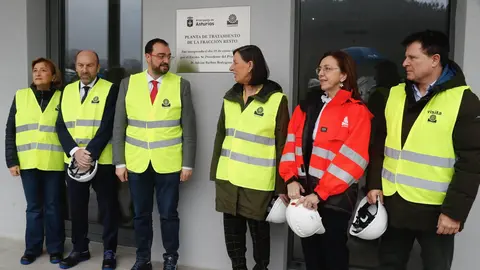 De izquierda a derecha, la delegada del Gobierno en Asturias, Delia Losa; el presidente de la Junta General del Principado, Juan Cofiño; el presidente del Principado de Asturias, Adrián Barbón; la consejera de Transición Ecológica, Industria y Desarrollo Económico, Nieves Roqueñí; la gerente de Cogersa, Paz Orvíz, y el director general de Calidad Ambiental y Cambio Climático, Pablo Luis Álvarez Cabrero, en la visita inaugural a la nueva planta de tratamiento de la fracción resto de Cogersa. | Principado.