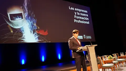 El consejero de Ciencia, Empresas, Formación y Empleo, Borja Sánchez, en la jornada 'Las empresas y la nueva Formación Profesional' celebrada en el Teatro de la Laboral de Gijón.